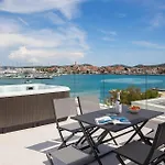 Apartment 2 Bedroom Gorgeous In *